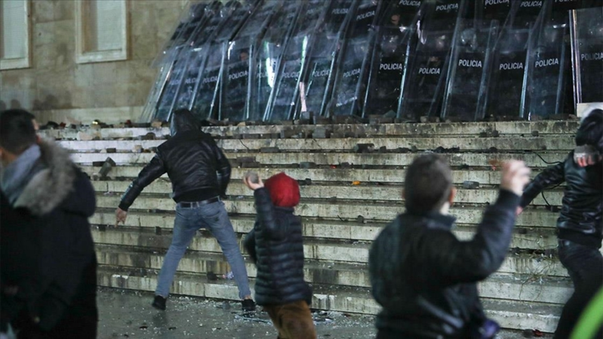 Nastavljeni nasilni protesti u Albaniji - slika 1